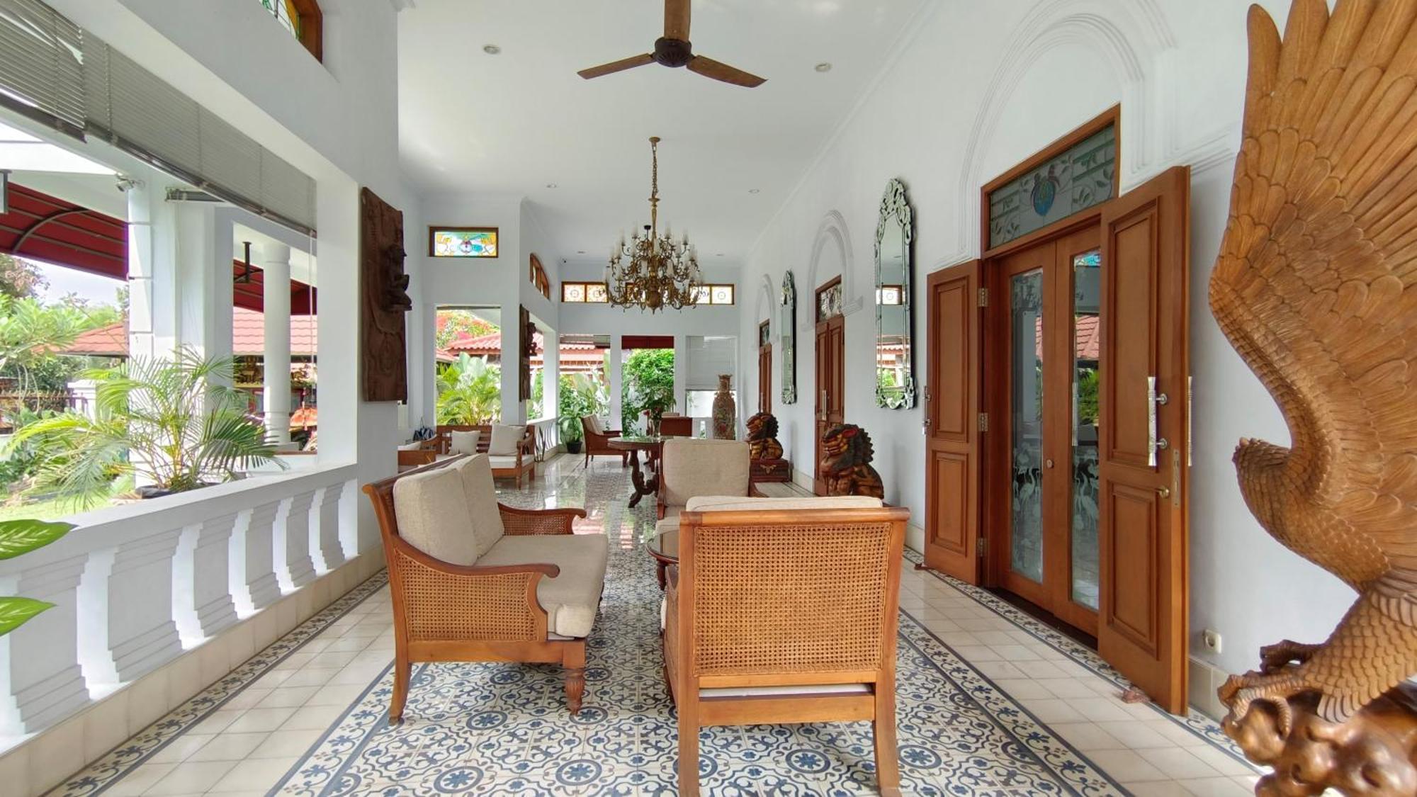 Griya Asih Hotel Yogyakarta Exterior photo