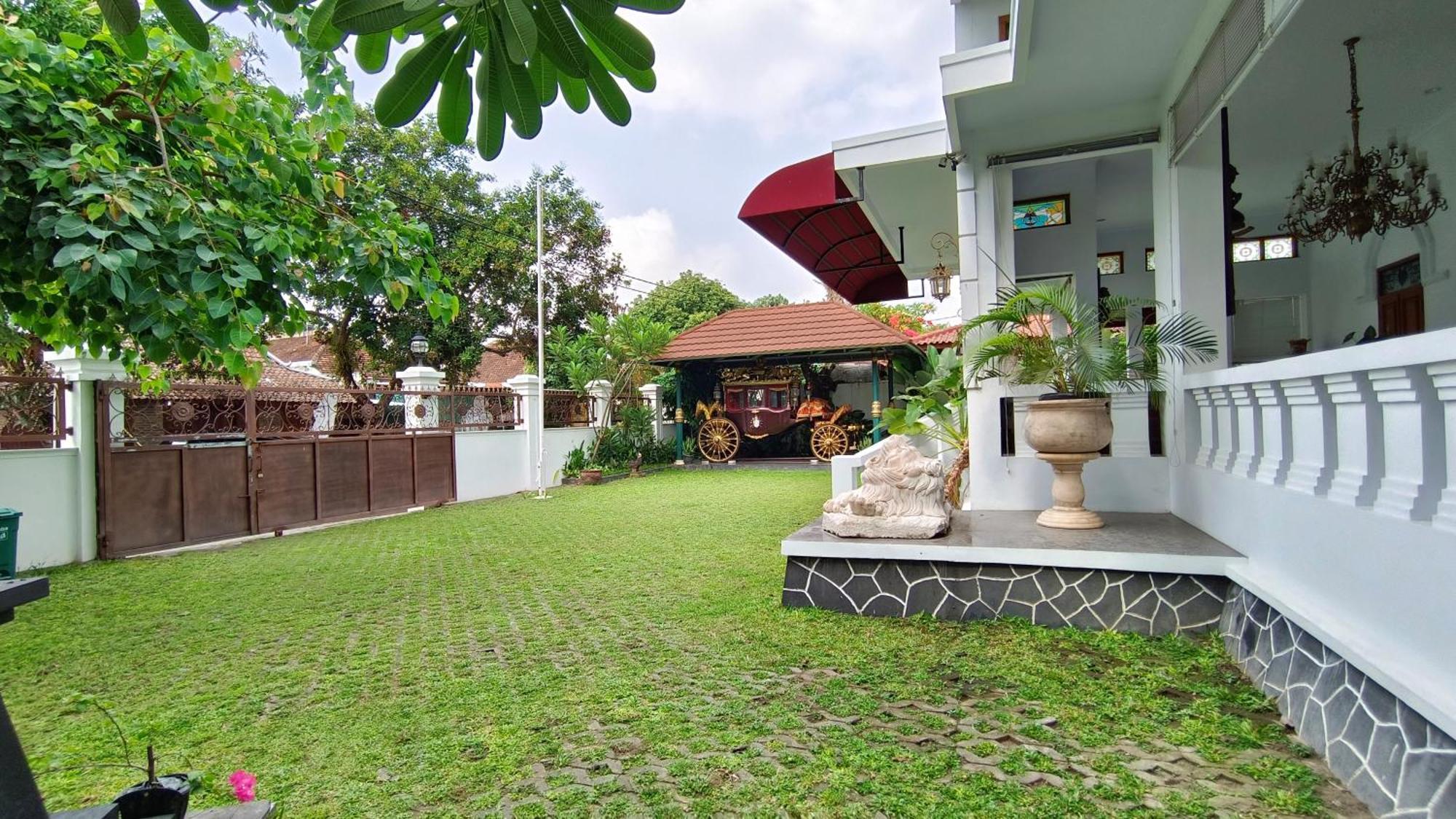 Griya Asih Hotel Yogyakarta Exterior photo